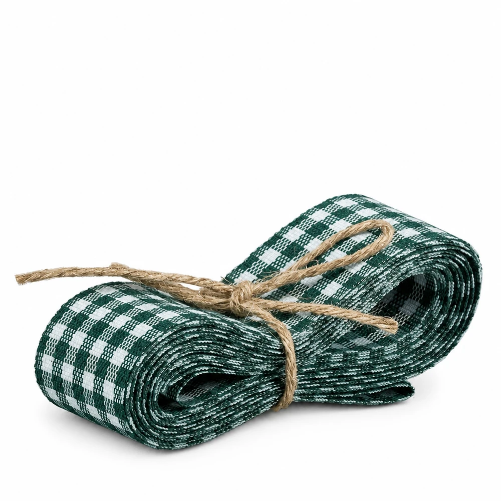 Stofband groen/wit voor decoratie 300 cm Groen en wit geblokt stoffen lint 300cm gebonden met jute lint als een decoratief lint op een witte achtergrond