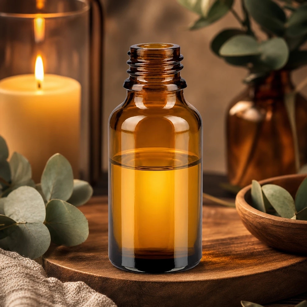 30ml bruine apothekersfles ApoGlas 30ml ApoGlas amberkleurige glazen fles zonder dop op houten plank met eucalyptus en kaars in aromatherapeutische sfeer