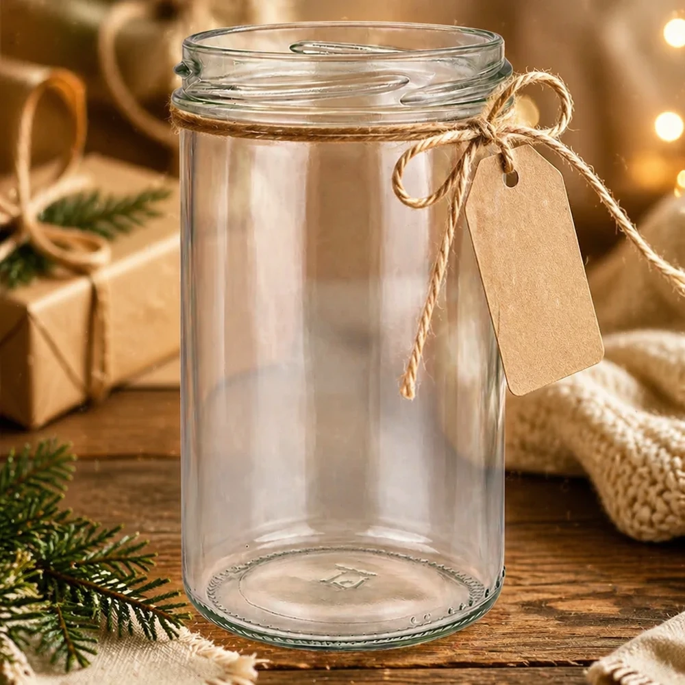 Lege bekers van 277 ml met TO66-deksel en bruin cadeaulabel op een rustieke houten tafel in een gezellige sfeer