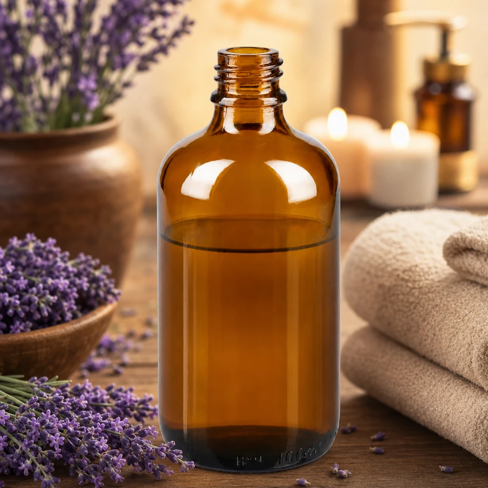 100ml bruine Apothekersfles ApoGlas 100ml bruine glazen fles ApoGlas met lavendel en handdoeken in een ontspannende spa-sfeer