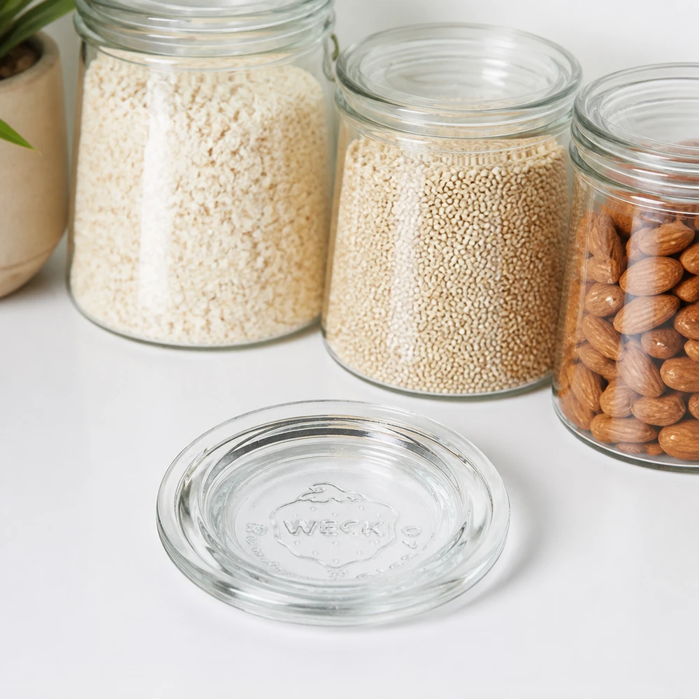 WECK glazen deksel RR40 WECK glazen deksel RR40 transparant voor voorraadpotten met rijst, quinoa en noten op een wit werkblad