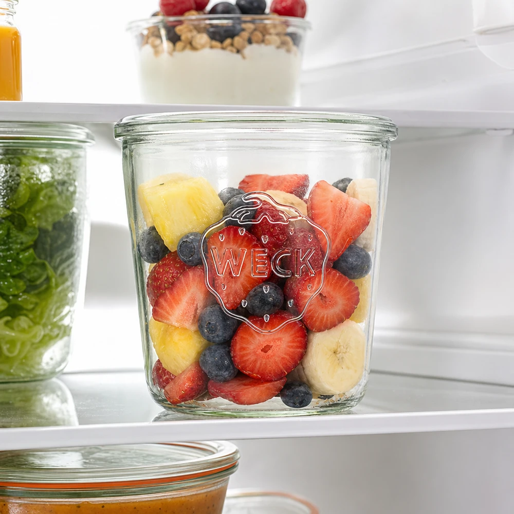 580ml stortglas WECK RR100 WECK RR100 bekers van 580 ml gevuld met vers fruit om voedsel in de koelkast te bewaren
