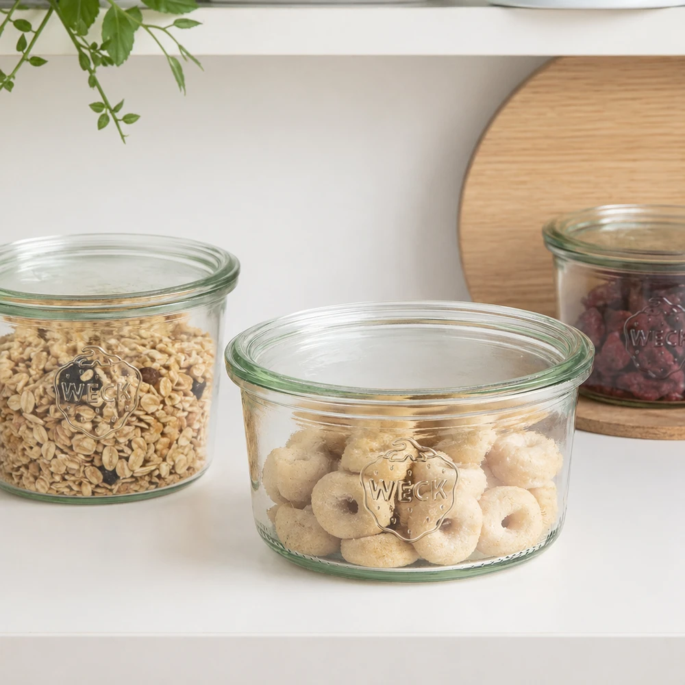 WECK RR80-pot van 165 ml WECK 165ml RR80 mason jar gevuld met donuts naast andere voorraadpotten met muesli en noten in witte keuken