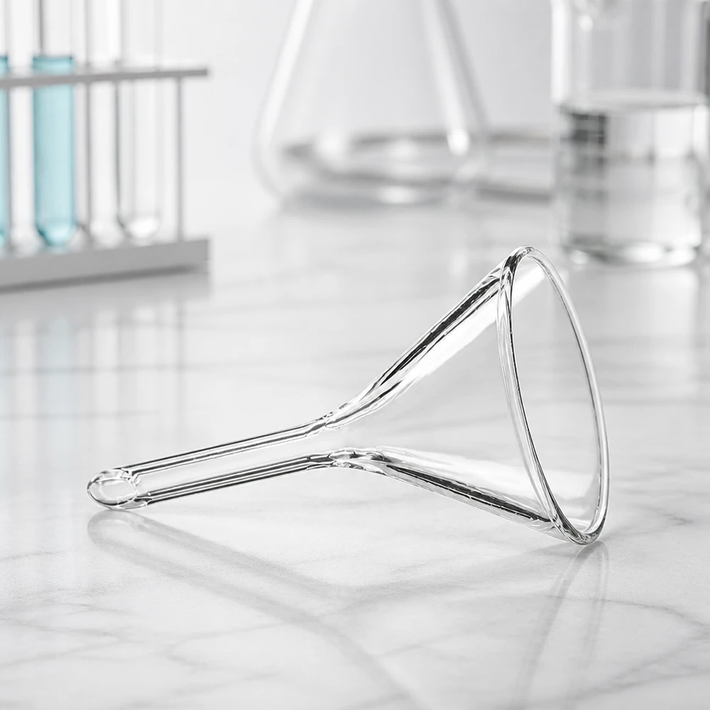 Glazen trechter Ø 30mm - kalk-soda-glas - 60° hoek Compacte laboratoriumtrechter van soda lime glas met 30 mm opening en praktisch kort handvat voor eenvoudig hanteren