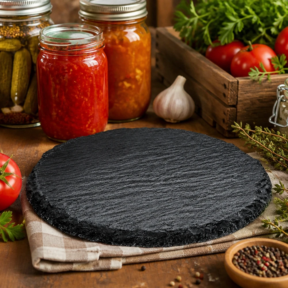 Leistenen dienblad rond Ø 150mm Ronde leisteenplaat 150mm in rustieke keuken gedecoreerd met inmaakpotten, tomaten en kruiden als serveerplank