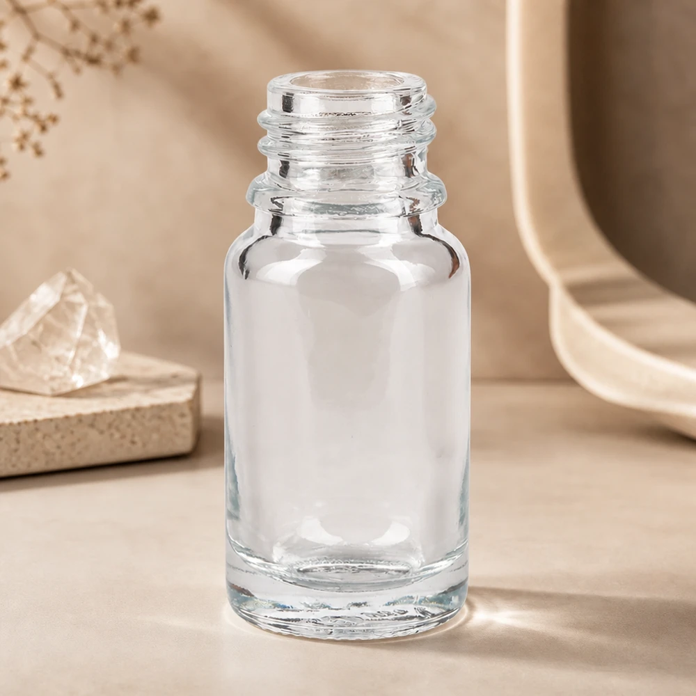 10ml apothekersfles ClearLine DIN18 UNiTWIST Lege ClearLine-apotheekfles van 10 ml van helder glas met DIN 18-schroefdraad op een beige achtergrond