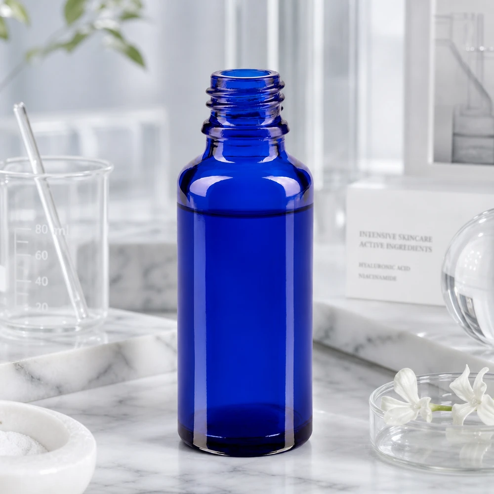 Blauwe glazen fles 30ml Blauwe glazen fles ApoGlas 30 ml voor serums en werkzame stoffen in een professionele laboratoriumomgeving
