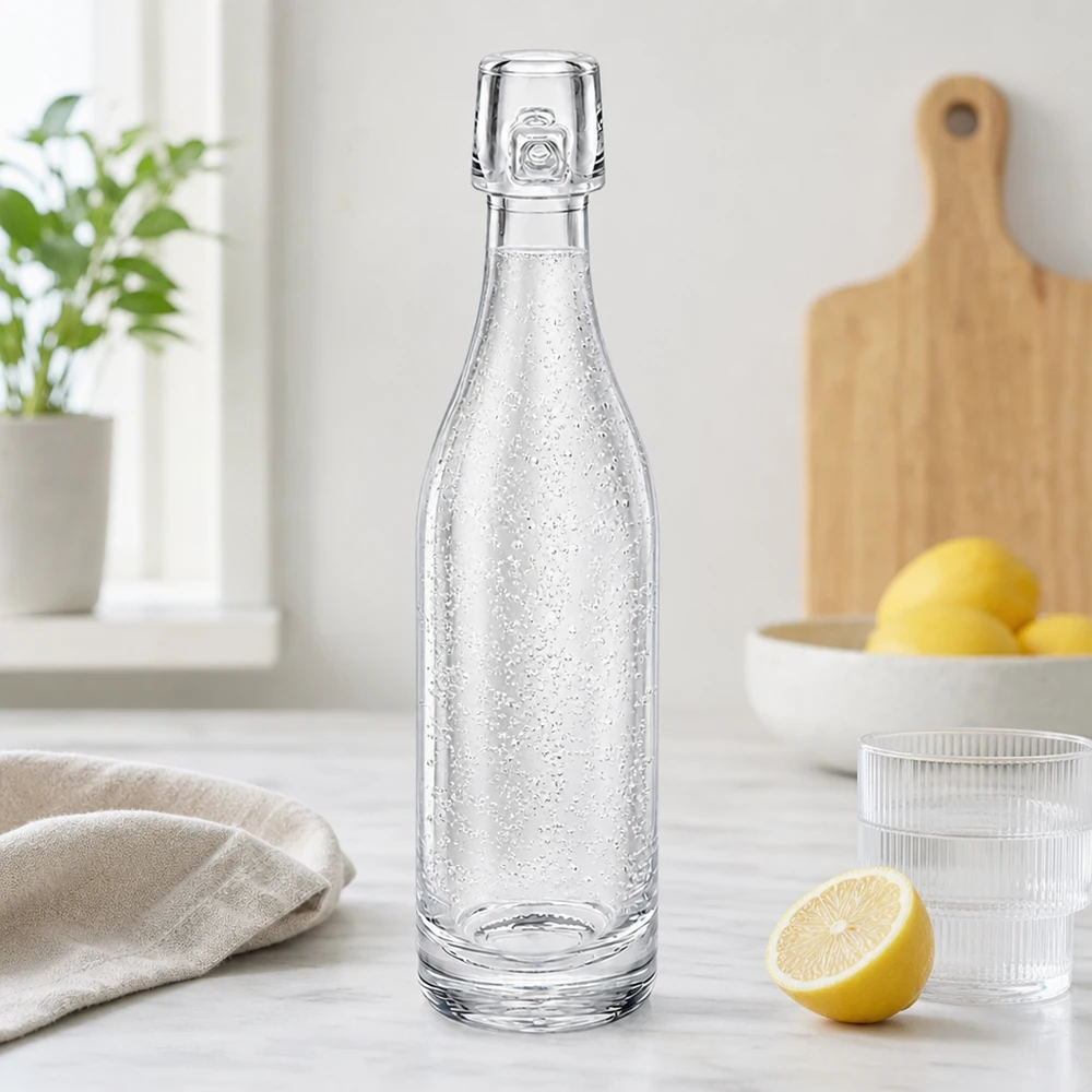 50 ml glazen fles zonder UNiTWIST mechanische sluiting 50ml glazen fles UNiTWIST gevuld met bruisend water in moderne keuken naast citroenen en glazen wit werkblad