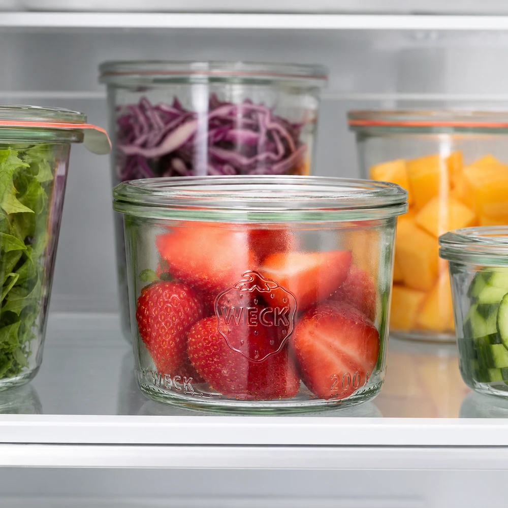 WECK RR80-pot van 200 ml WECK 200 ml RR80 bekers met verse aardbeien in de koelkast naast andere potten gevuld met fruit en groenten