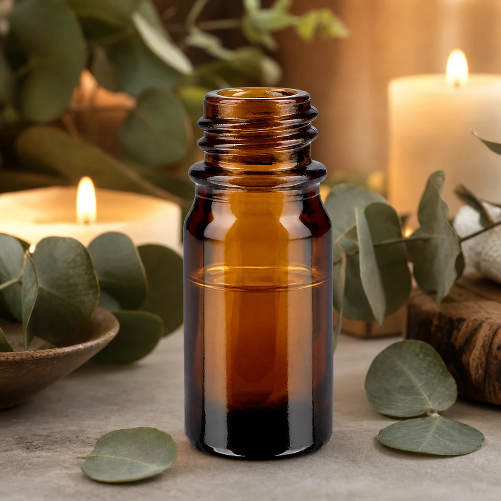 Bruine glazen fles 5ml 5 ml bruin apothekersflesje ApoGlas met eucalyptusblaadjes en kaarsen voor ontspannende aromatherapie
