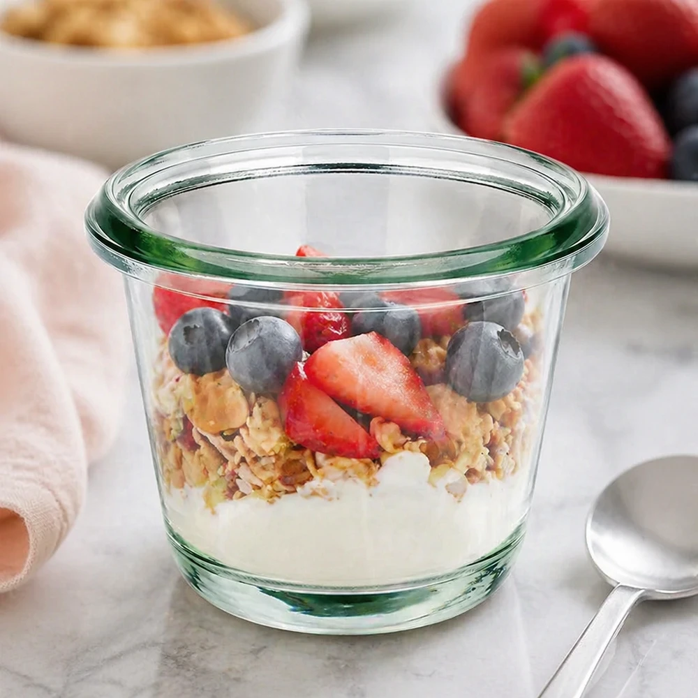 80ml gourmetglas WECK RR60 WECK Gourmetpot RR60 80ml als mueslibakje met yoghurtgranola en verse bessen op het keukenblad