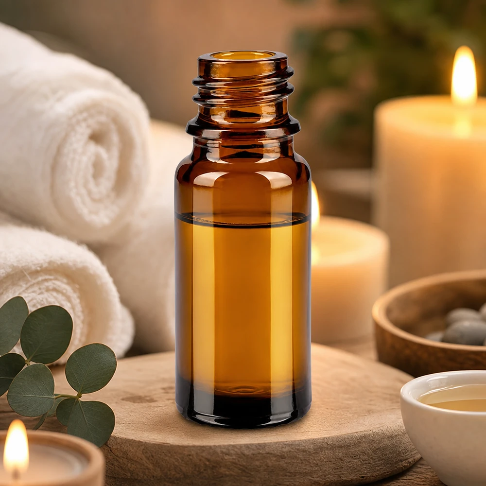 Bruine glazen fles 10ml 10ml bruin apothekersflesje ApoGlas met etherische oliën tussen witte handdoeken en brandende kaarsen
