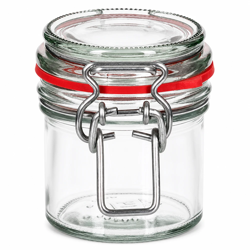 135 ml voorraadpot type G met beugelsluiting UN.. Leeg voorraadpotje van 135 ml met draaidop en rode rubberen verzegeling van transparant glas op een witte achtergrond